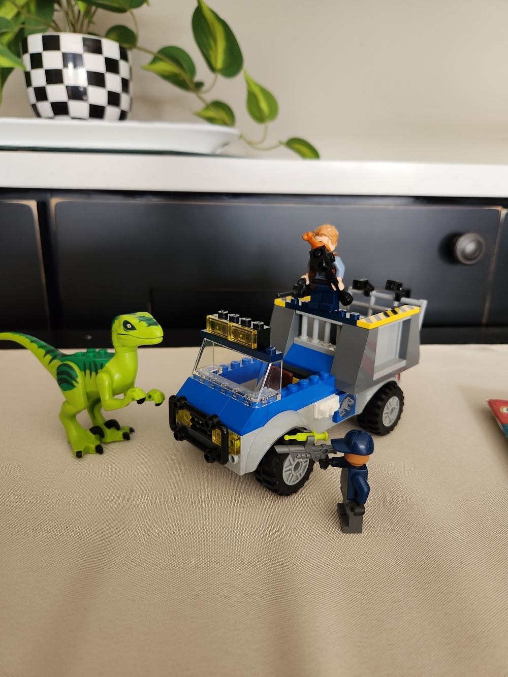 Lego Juniors 10757 Raptor Rescue Truck With 2 Mini Figures And Dinosaur ,no Box